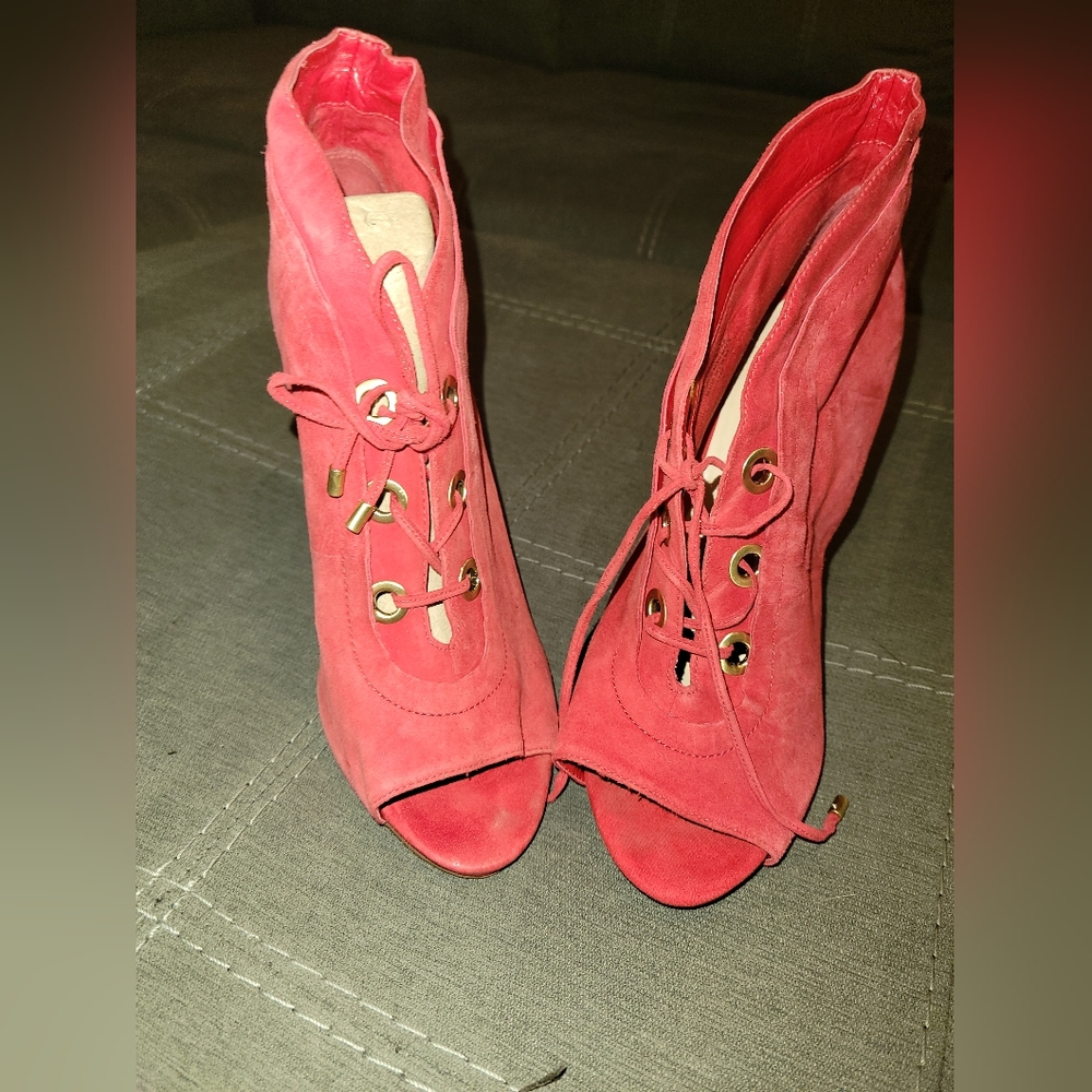 Guess size 11 in red